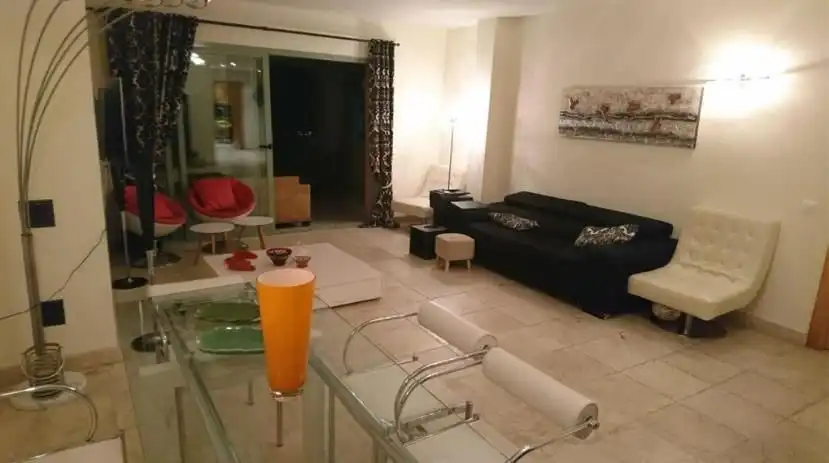 Sala de estar de Dúplex en venta en Benahavís con Aire acondicionado, Parquet y Terraza