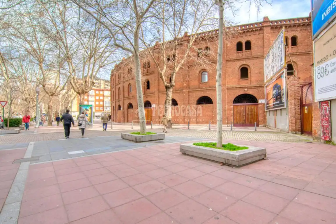 Vista exterior de Edifici en venda en Valladolid