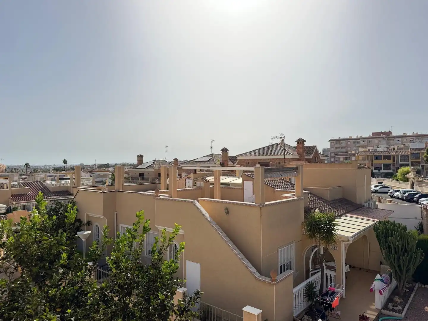 Vista exterior de Casa adosada en venda en Torrevieja amb Aire condicionat, Calefacció i Jardí privat