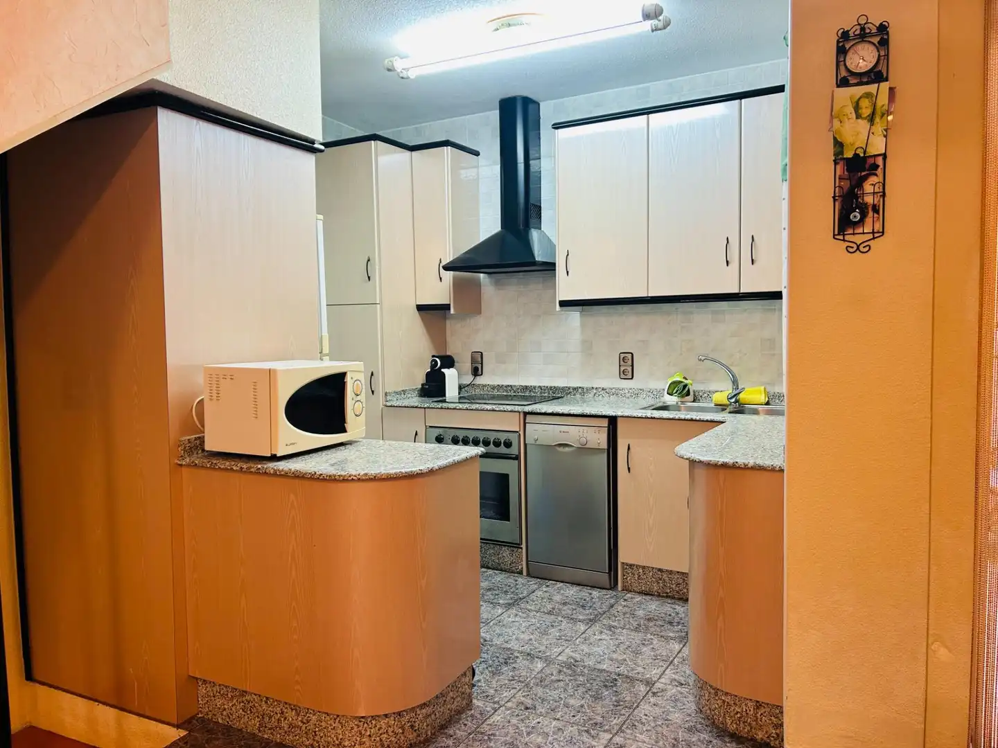 Cuina de Casa o xalet en venda en Los Alcázares amb Aire condicionat, Terrassa i Moblat