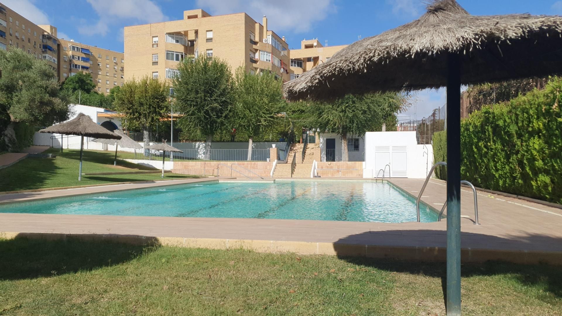 Piscina de Pis de lloguer en Tomares amb Aire condicionat, Jardí privat i Traster