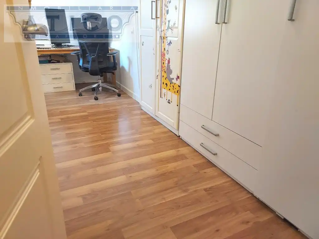Habitación de Piso en venta en Sevilla con Aire acondicionado, Jardín privado y Piscina