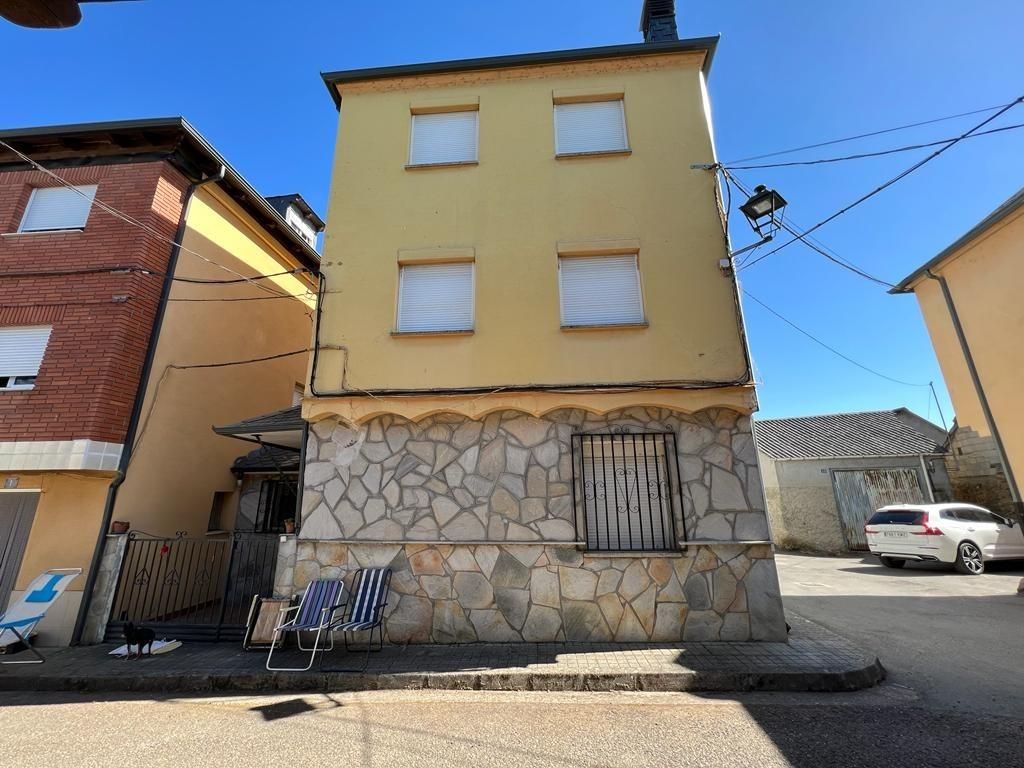 Vista exterior de Casa o xalet en venda en Noceda del Bierzo amb Calefacció