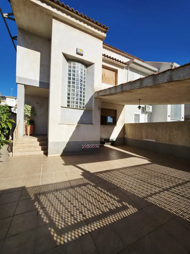 Vista exterior de Casa o xalet en venda en Picanya amb Aire condicionat, Jardí privat i Terrassa