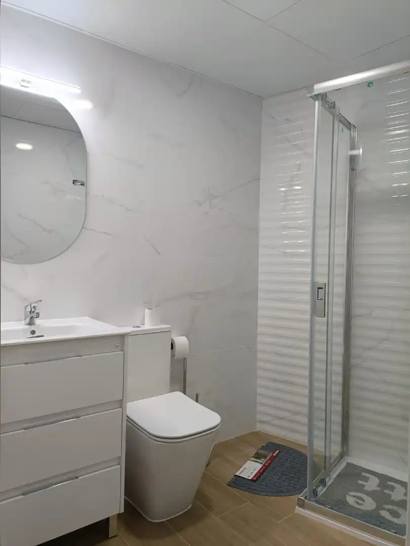 Baño de Estudio de alquiler en Sevilla con Aire acondicionado, Amueblado y Lavadora
