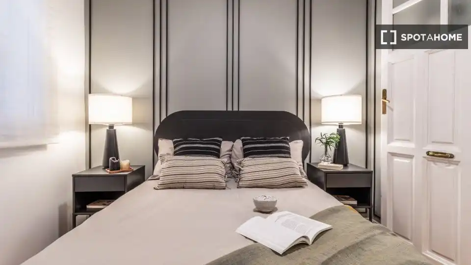 Dormitori de Apartament per a compartir en Madrid amb Aire condicionat, Terrassa i Moblat