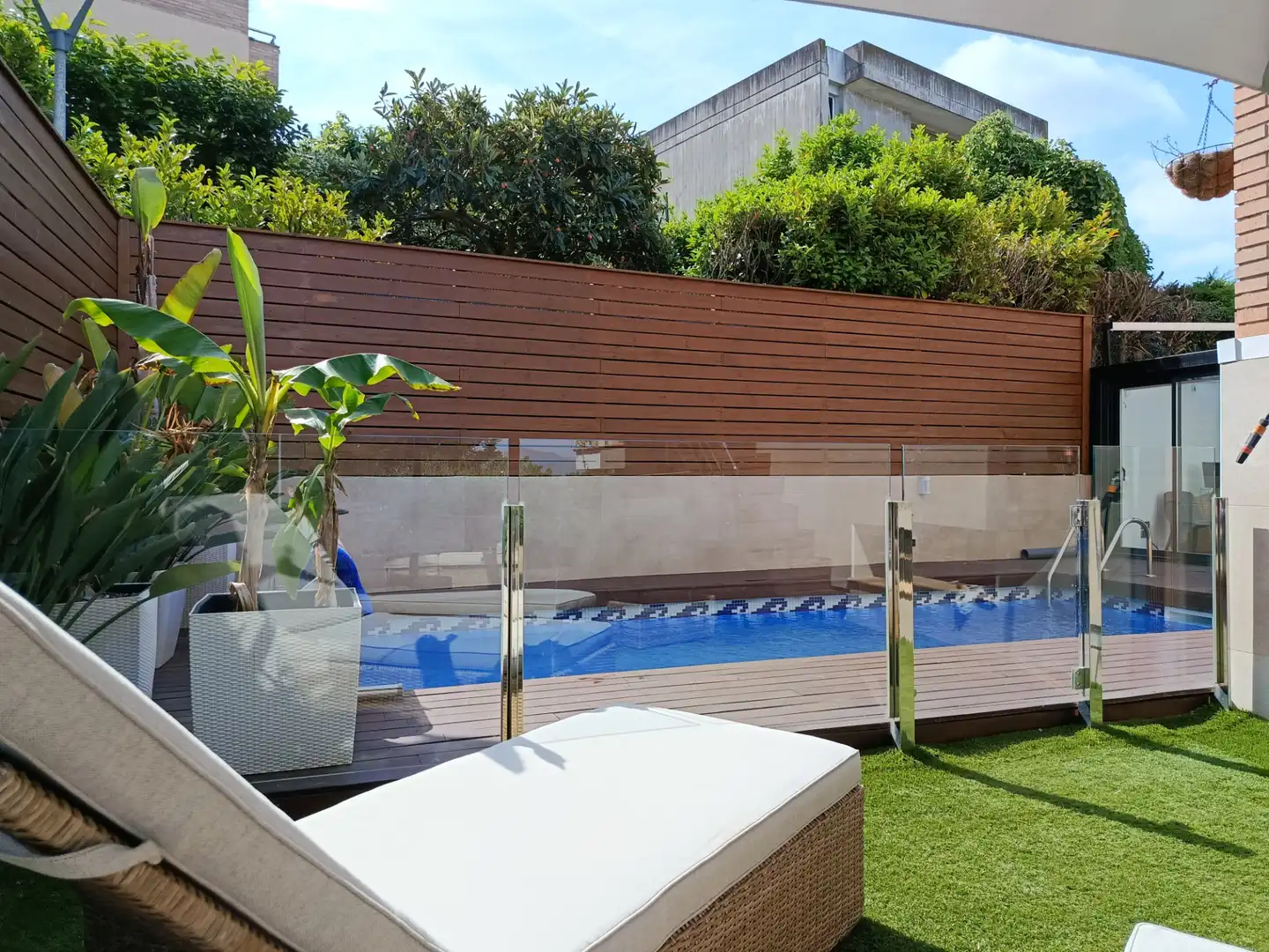 Piscina de Casa adosada en venda en Girona amb Aire condicionat, Calefacció i Jardí privat