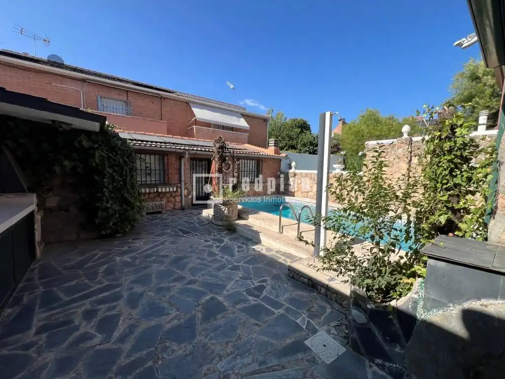 Vista exterior de Casa o xalet de lloguer en Madrid amb Aire condicionat, Calefacció i Jardí privat