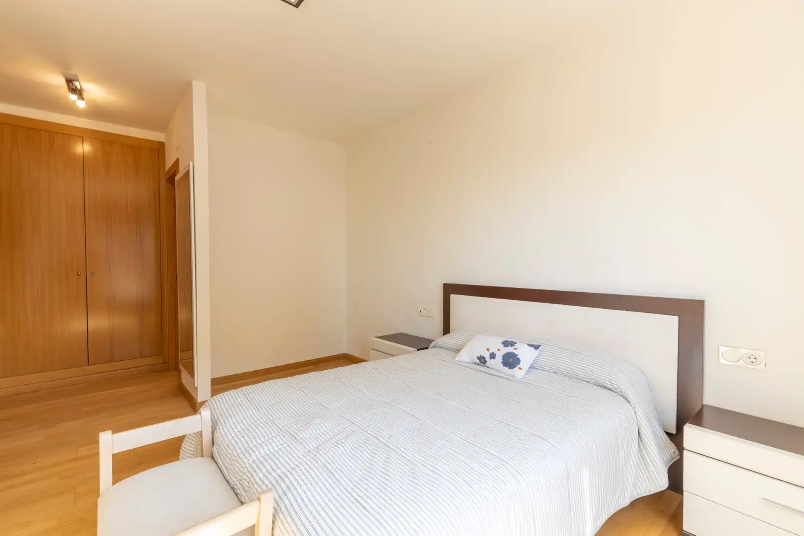 Bedroom of Flat for rent in Granada  with Air Conditioner, Heating and Parquet flooring