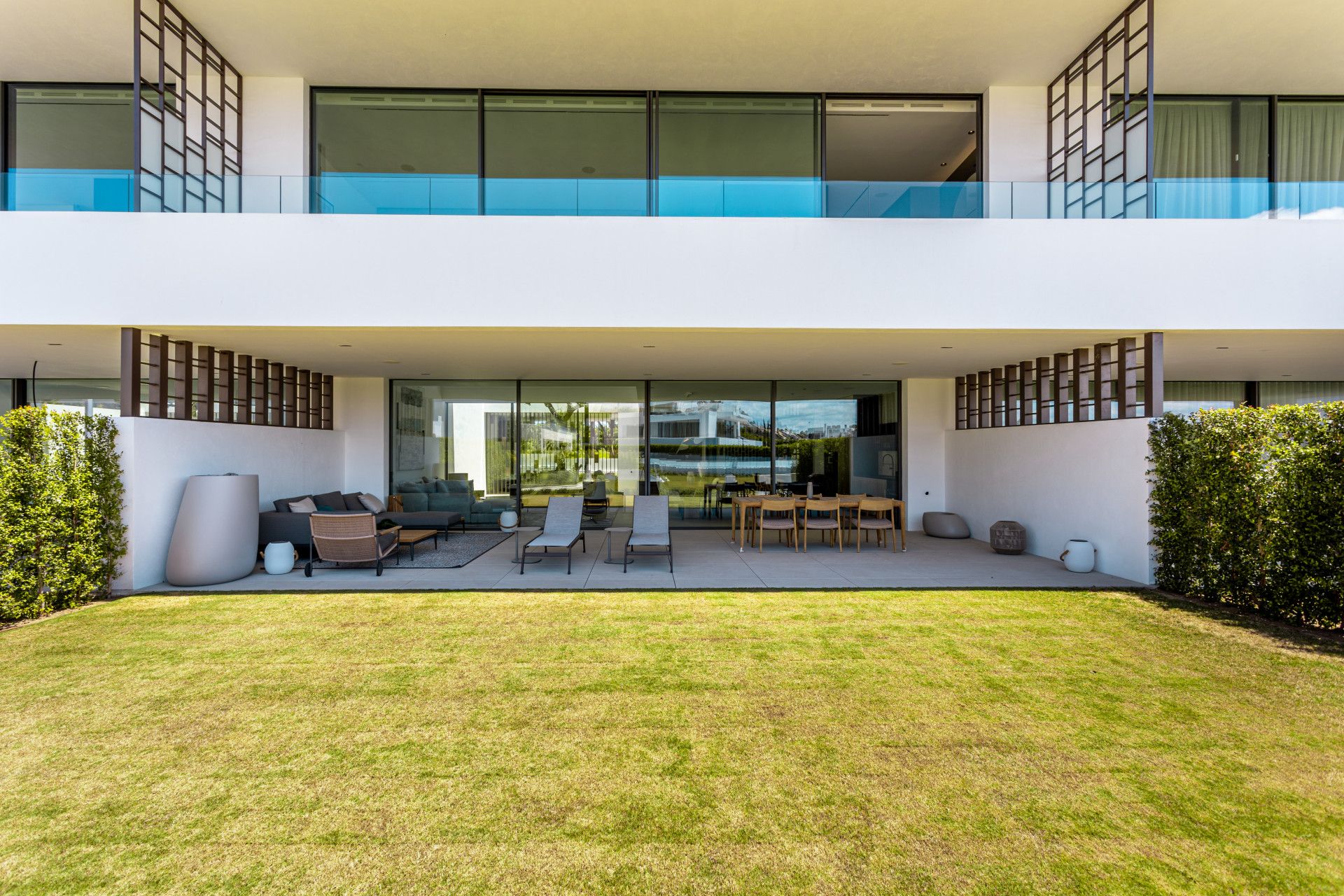 Vista exterior de Casa o xalet en venda en Marbella amb Aire condicionat, Jardí privat i Terrassa