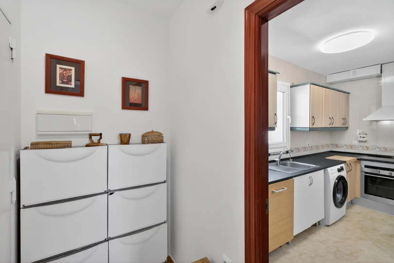 Küche von Wohnung zum Verkauf in Benalmádena mit Klimaanlage, Privatgarten und Abstellraum