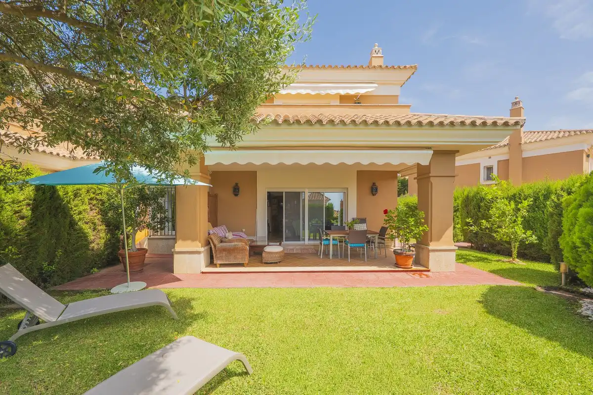 Terraced house for sale in Río Real - Los Monteros