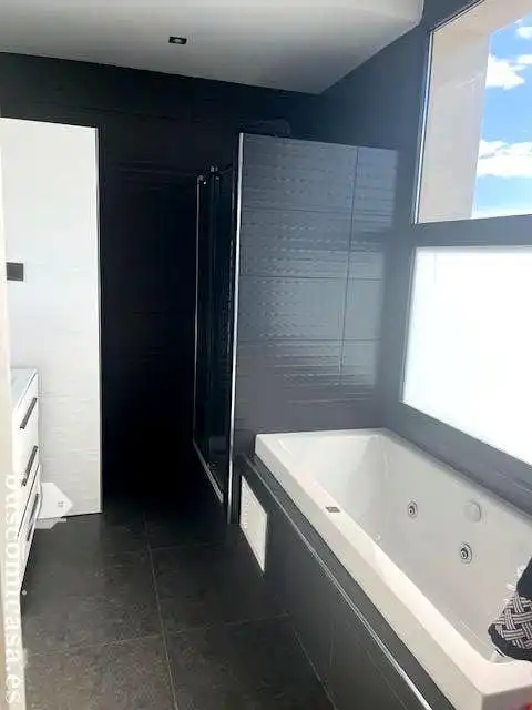 Bany de Casa o xalet en venda en Linares amb Jardí privat, Terrassa i Piscina