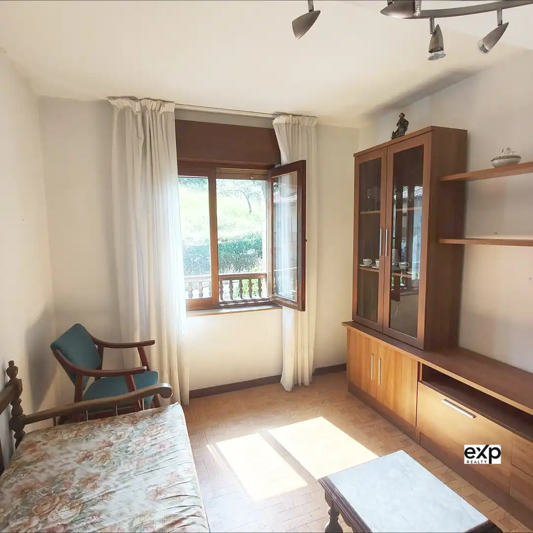 Sala d'estar de Casa adosada en venda en Oviedo  amb Parquet i Moblat