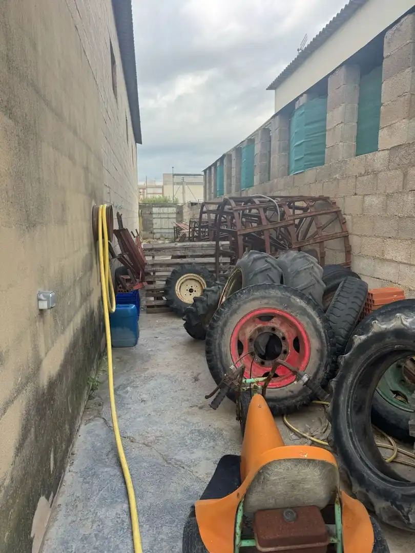 Parkplatz von Fabrikhallen zum Verkauf in Sueca