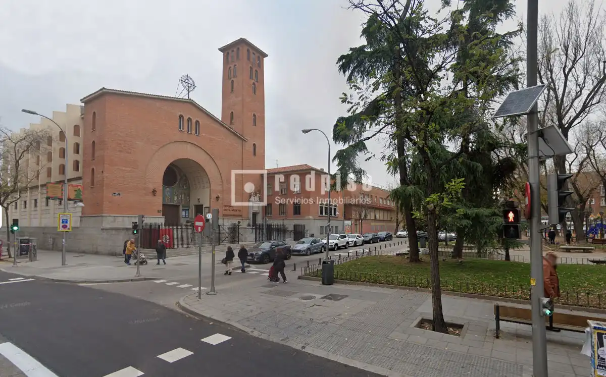 Vista exterior de Piso en venta en Madrid con Calefacción