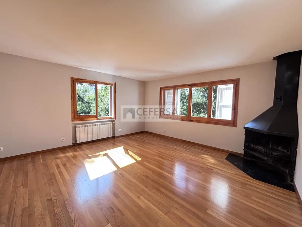 Wohnzimmer von Haus oder Chalet zur Miete in Alp mit Heizung, Privatgarten und Parkett