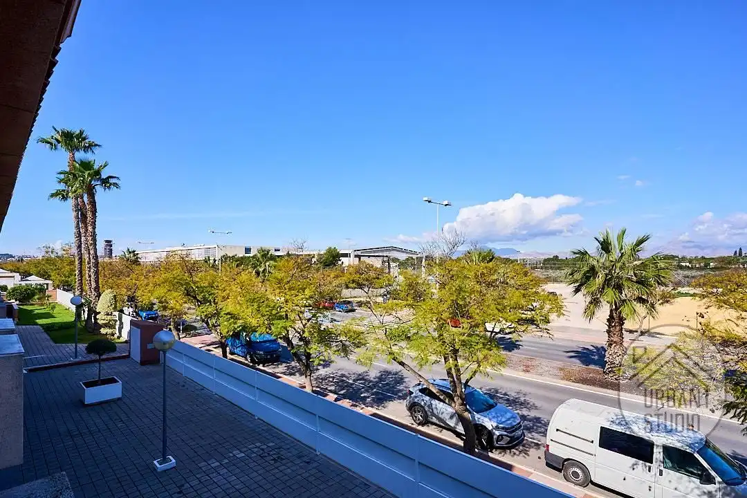Vista exterior de Casa o xalet en venda en Alicante / Alacant amb Aire condicionat, Calefacció i Terrassa