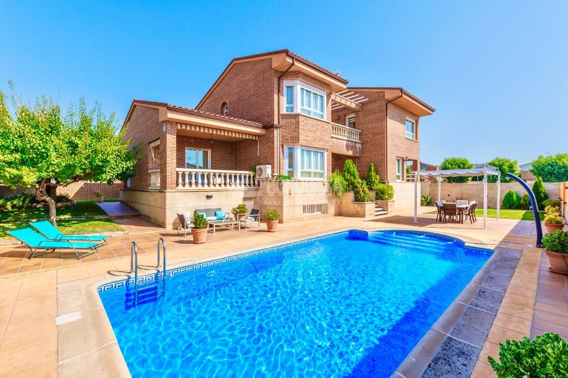 Exterior view of House or chalet for sale in Cabanillas del Campo  with Air Conditioner, Heating and Private garden