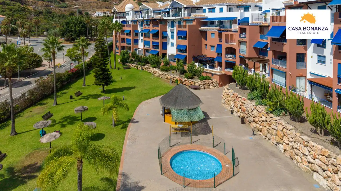 Außenansicht von Wohnungen zum Verkauf in Almuñécar mit Klimaanlage, Terrasse und Abstellraum