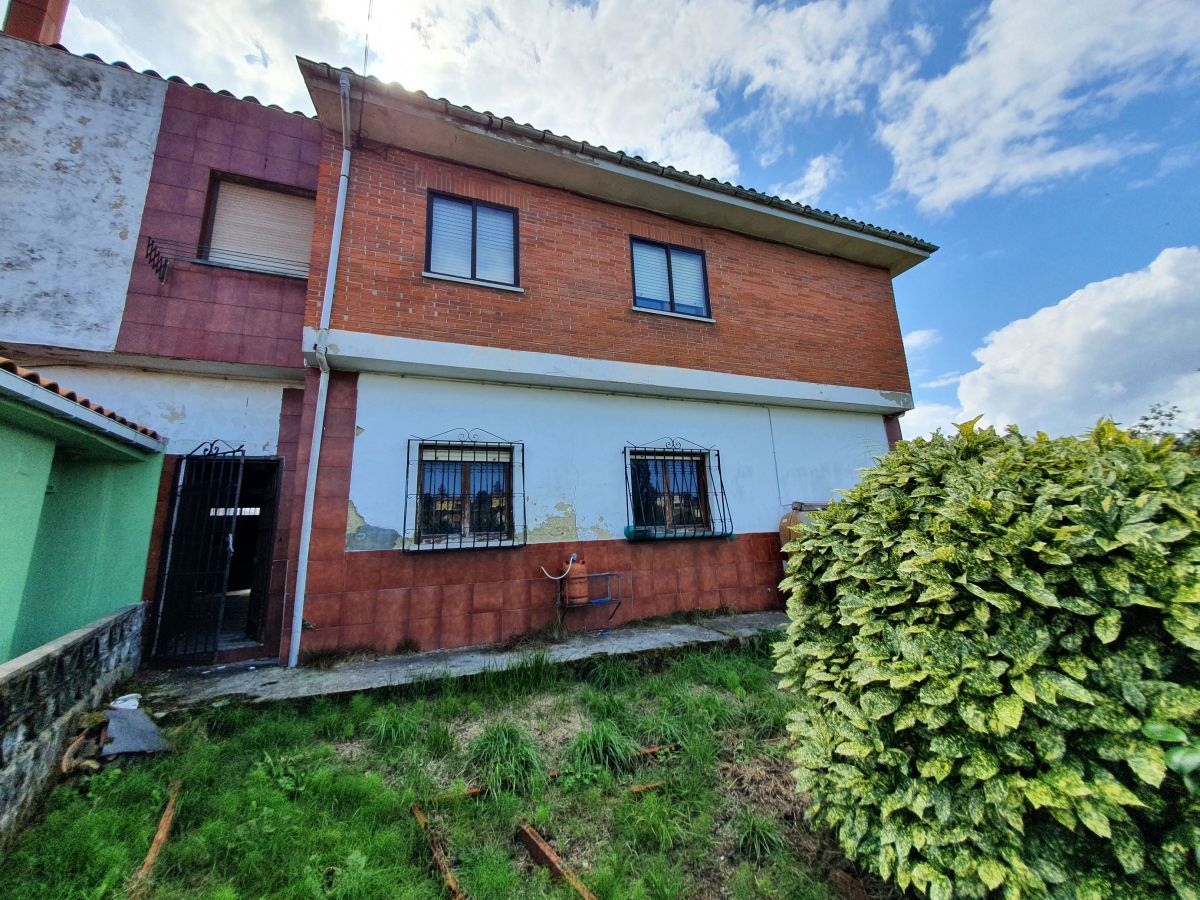 Exterior view of House or chalet for sale in Soto del Barco  with Terrace