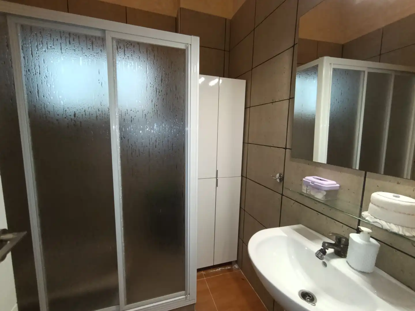 Badezimmer von Erdgeschoss zum Verkauf in Punta Umbría mit Möbliert, Ofen und Waschmaschine