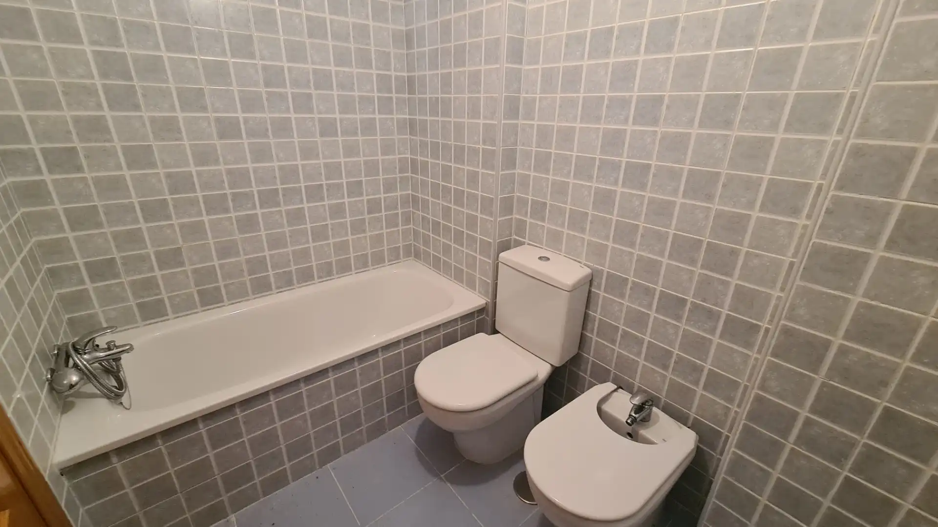 Bathroom of Apartments for sale in Zamora Capital   with Heating, Parquet flooring and Storage room