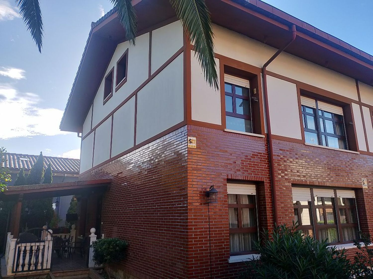 Vista exterior de Casa adosada en venda en Sondika amb Aire condicionat, Calefacció i Traster