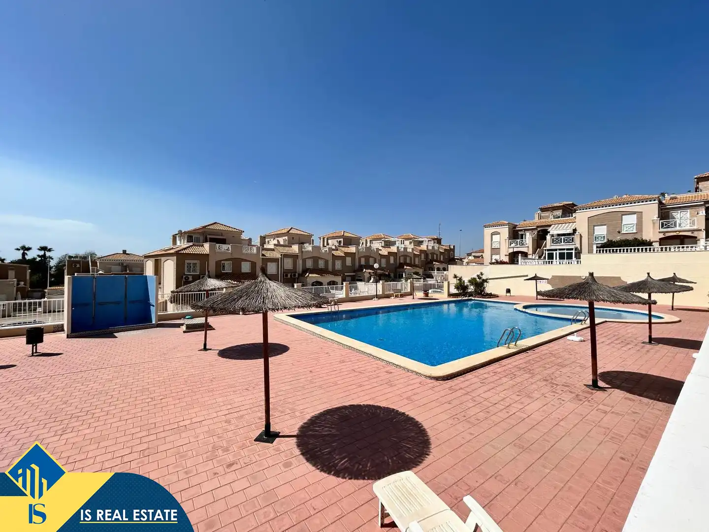 Piscina de Casa adosada de lloguer en Torrevieja amb Aire condicionat, Calefacció i Jardí privat