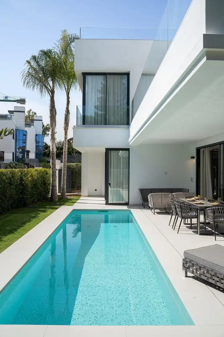Piscina de Casa o chalet en venta en Marbella con Aire acondicionado, Calefacción y Jardín privado