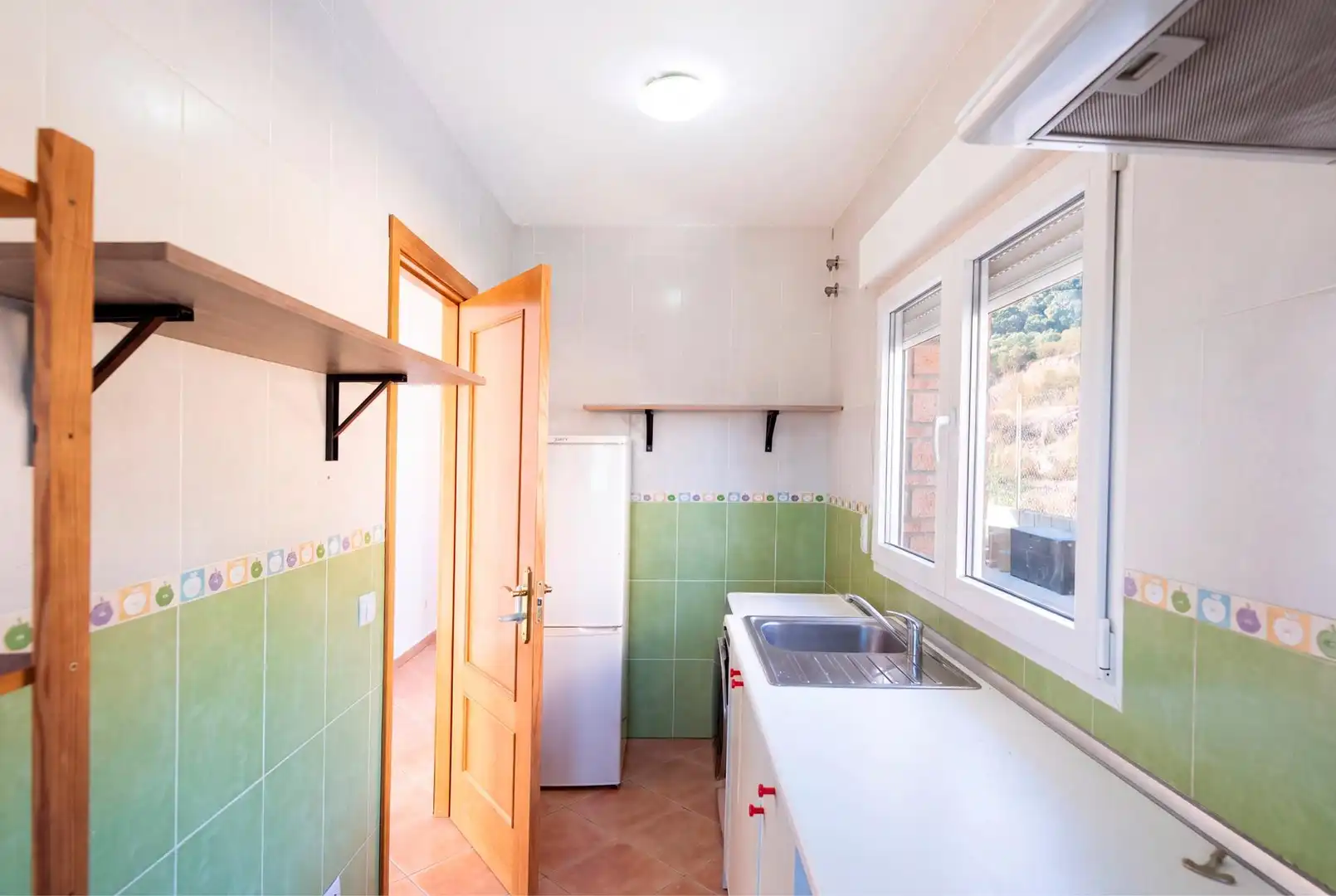 Cuina de Casa o xalet en venda en Santa María de la Alameda amb Calefacció, Jardí privat i Terrassa