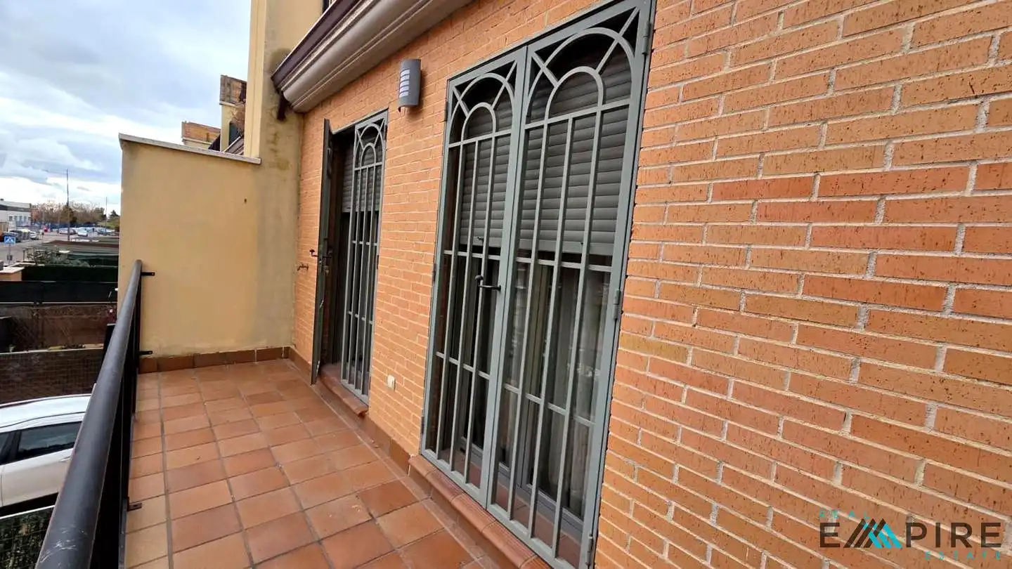 Vista exterior de Casa adosada en venda en Parla amb Aire condicionat, Calefacció i Jardí privat