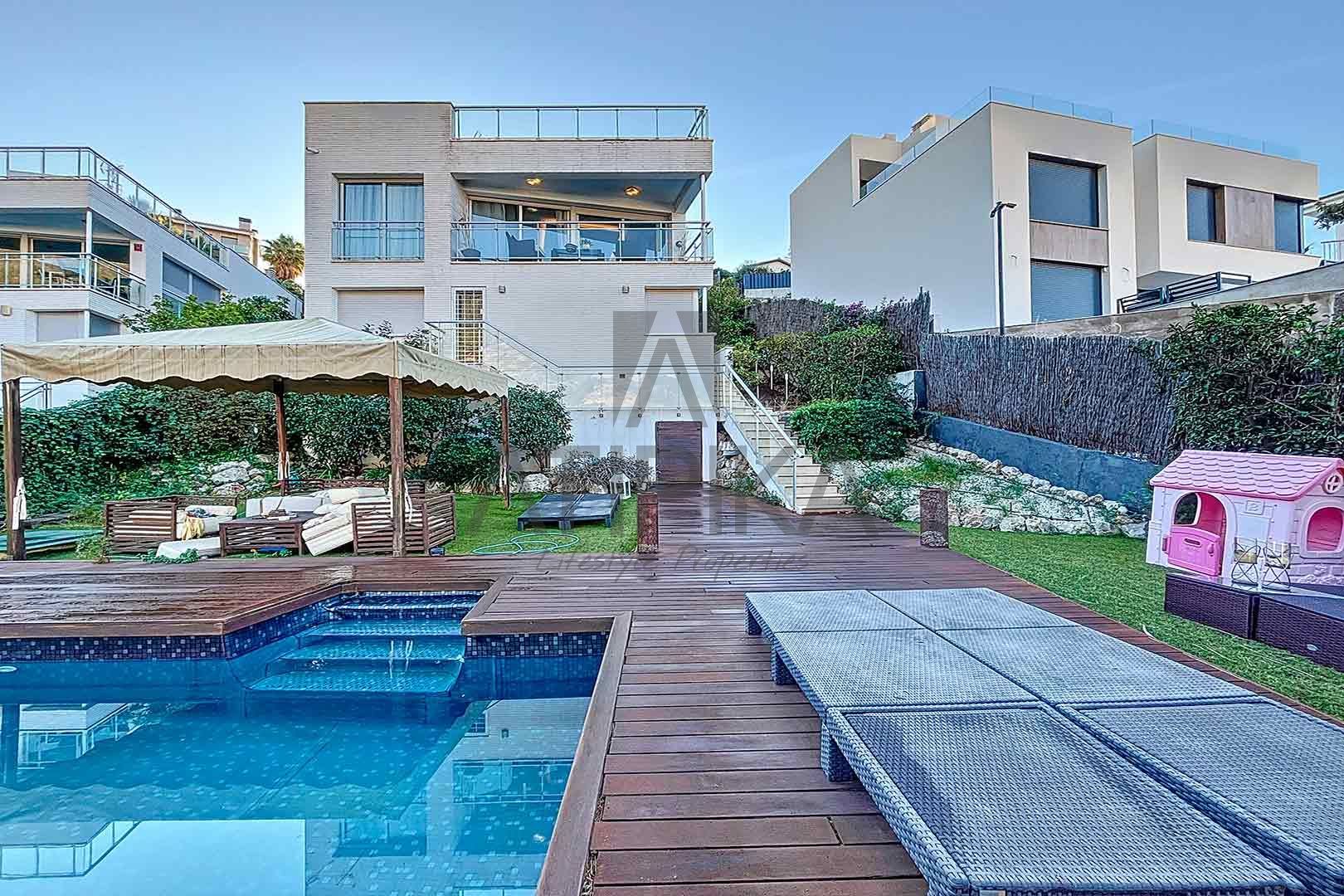Swimming pool of House or chalet for sale in Sitges  with Air Conditioner, Terrace and Swimming Pool