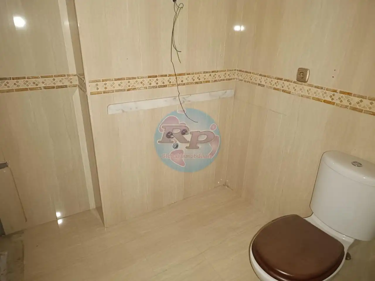 Bathroom of Flat for sale in Ponferrada  with Air Conditioner, Heating and Parquet flooring
