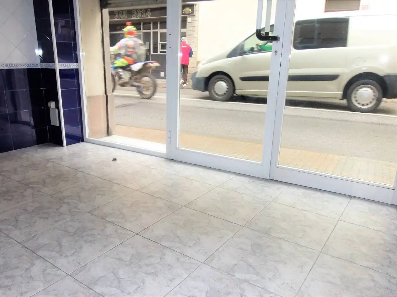 Locale commerciale in affitto a Calle agusti santacruz,