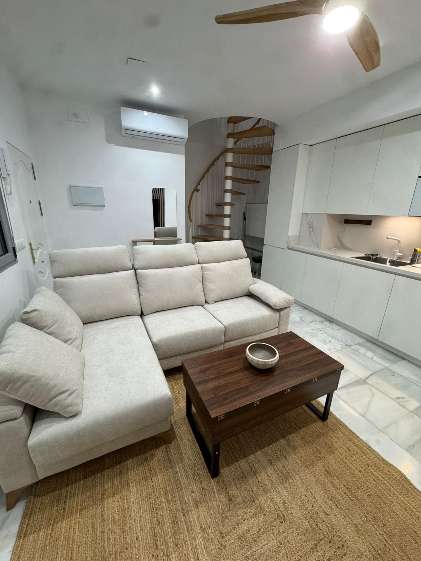 Living room of Duplex for sale in  Sevilla Capital  with Air Conditioner and Balcony