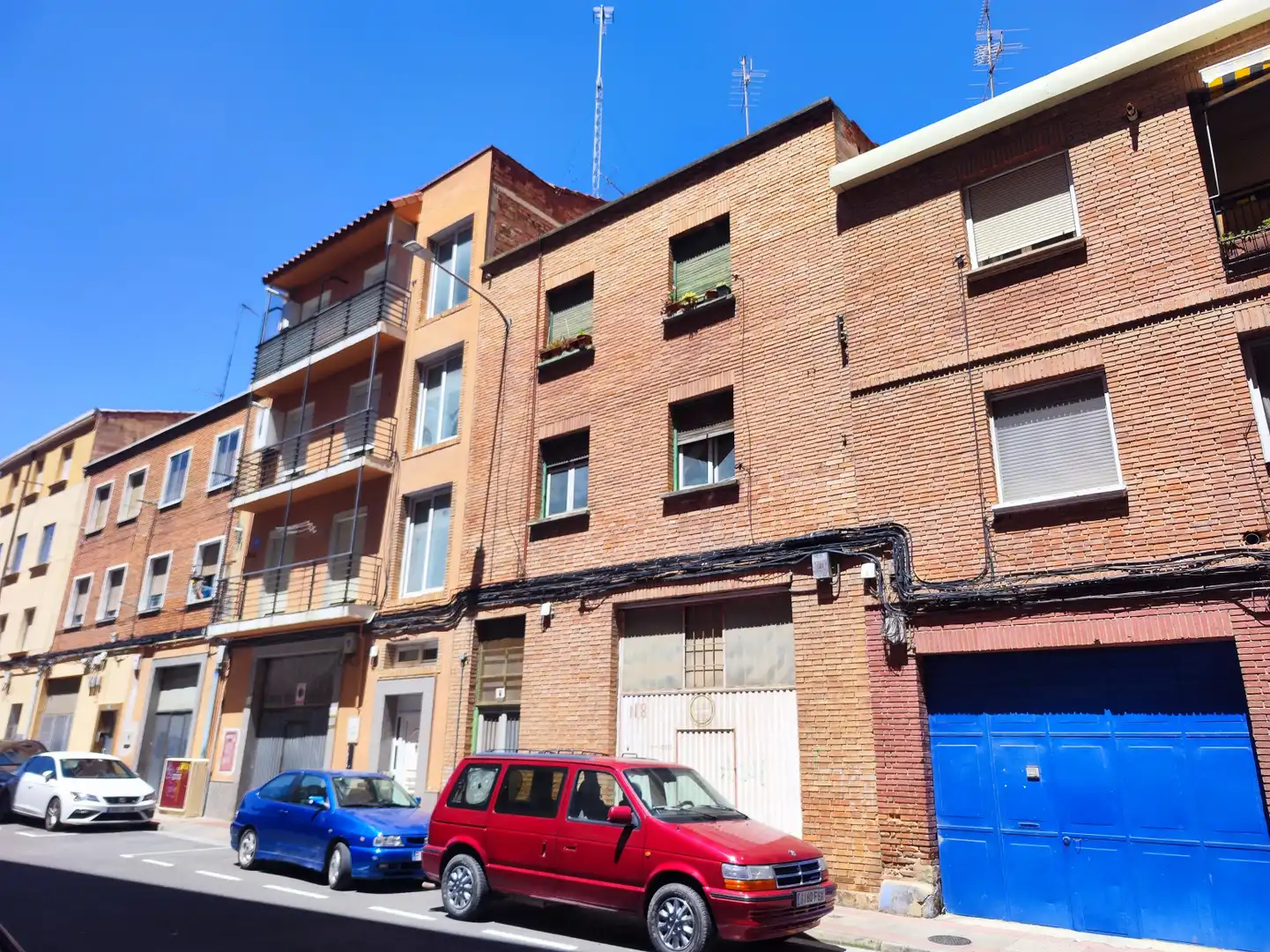 Vista exterior de Edificio en venta en  Logroño