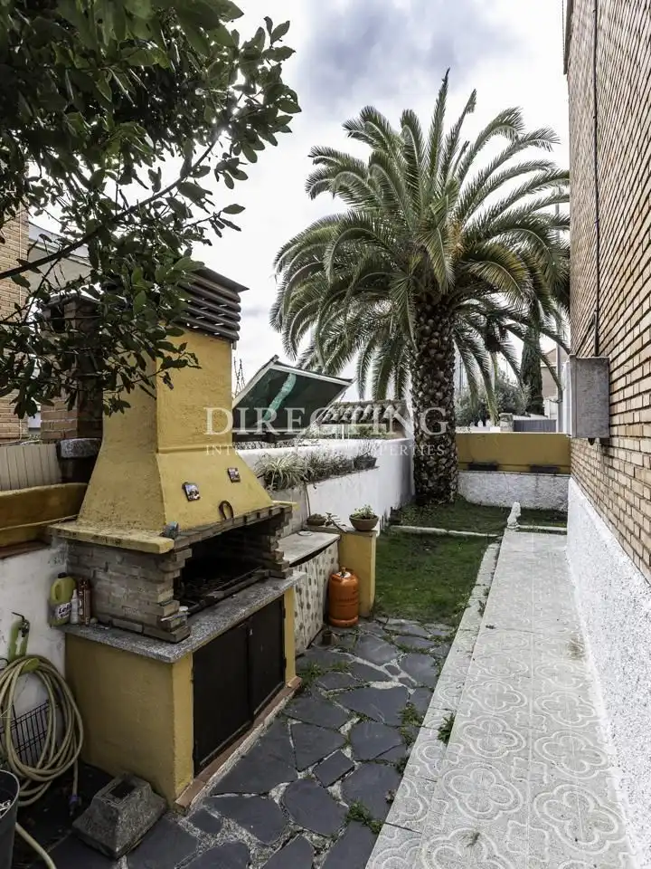 Vista exterior de Casa o xalet en venda en Madrid amb Aire condicionat, Calefacció i Jardí privat