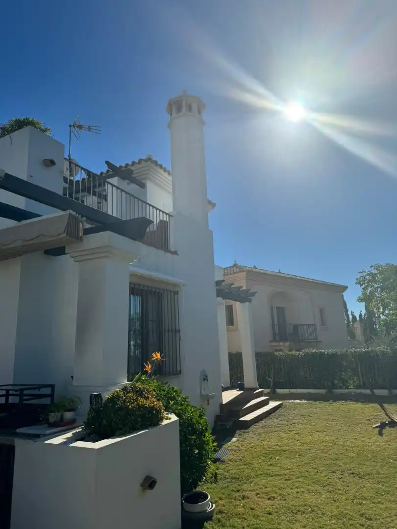 Vista exterior de Casa adosada en venda en Dos Hermanas amb Jardí privat, Terrassa i Traster
