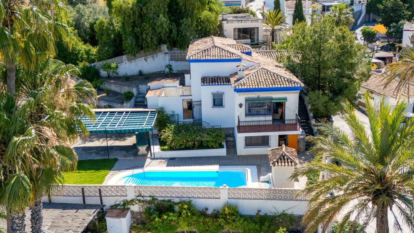 Vista exterior de Casa o xalet en venda en Almuñécar amb Jardí privat, Terrassa i Piscina