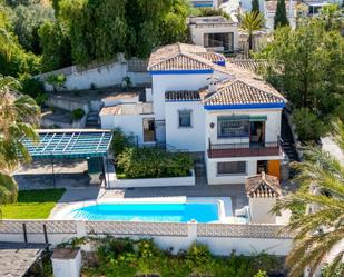 Vista exterior de Casa o xalet en venda en Almuñécar amb Jardí privat, Terrassa i Piscina