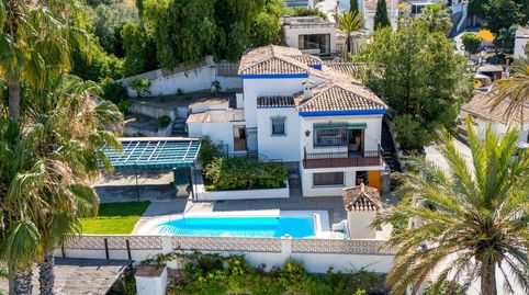 Villa Soleada con Jardín y Piscina