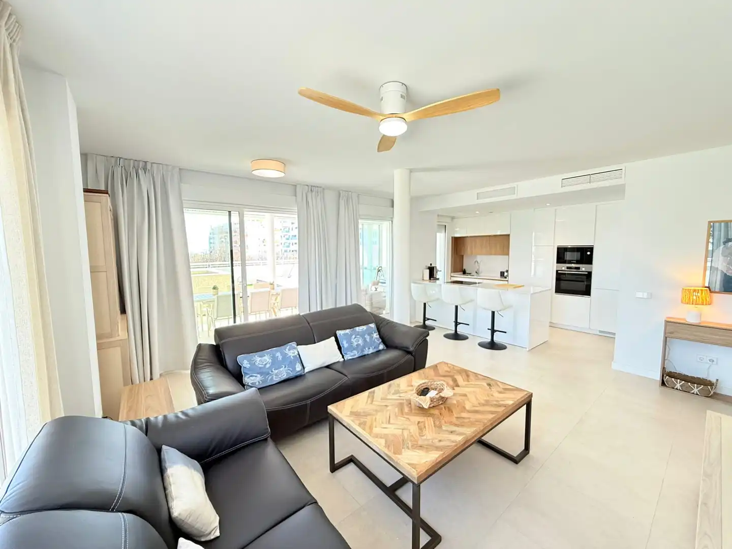 Sala de estar de Ático en venta en Vélez-Málaga con Aire acondicionado, Trastero y Piscina