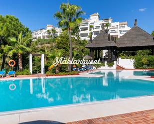 Vista exterior de Apartament en venda en Benahavís amb Terrassa i Piscina