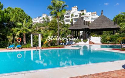 Vista exterior de Apartament en venda en Benahavís amb Terrassa i Piscina