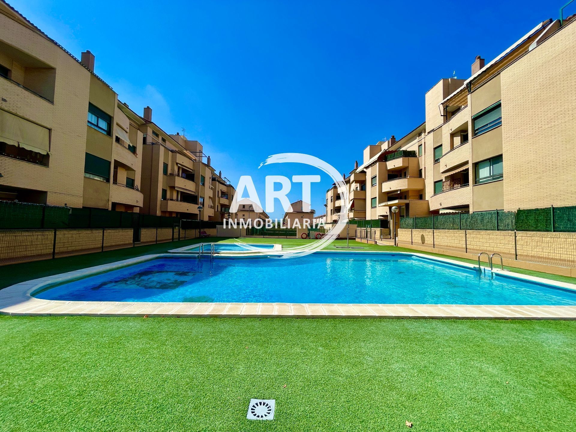 Vista exterior de Piso en venta en La Pobla de Vallbona con Aire acondicionado, Calefacción y Terraza