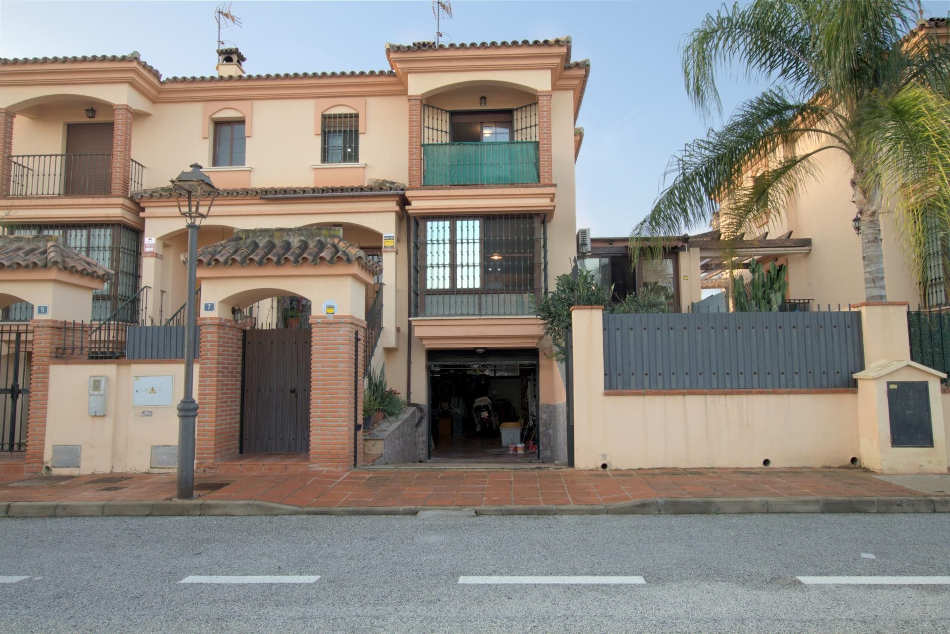 Vista exterior de Casa adosada en venta en Alhaurín de la Torre con Aire acondicionado, Terraza y Trastero