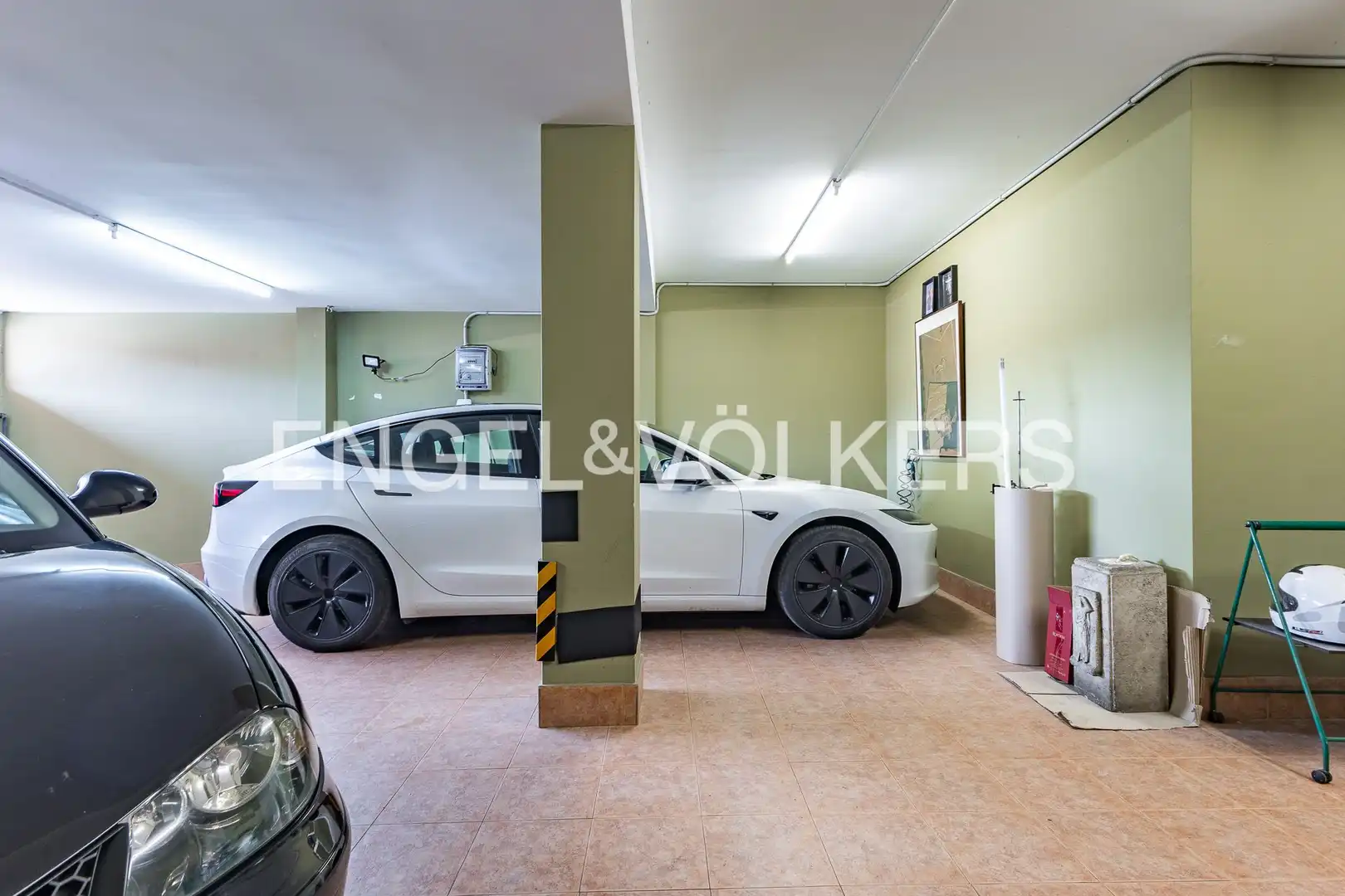 Parking de Casa adosada de alquiler en Tiana con Aire acondicionado, Calefacción y Jardín privado