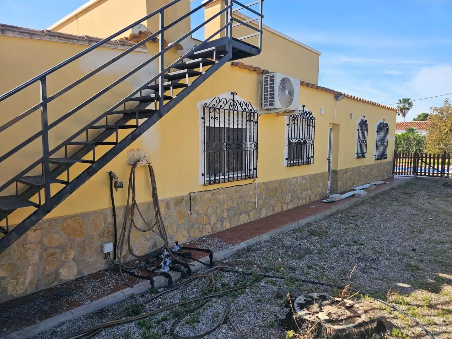 Vista exterior de Casa o xalet en venda en Águilas amb Jardí privat, Terrassa i Traster
