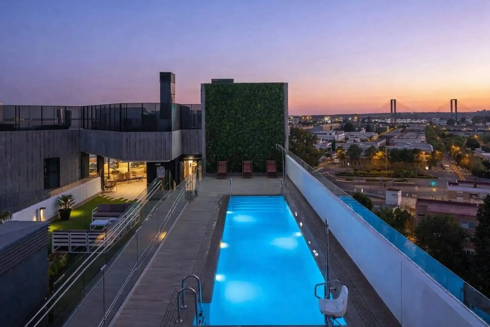 Swimming pool of Flat for share in Sevilla  with Air Conditioner and Heating